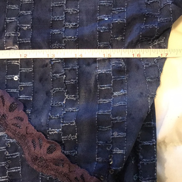 V neck top with sequins - Picture 3 of 6